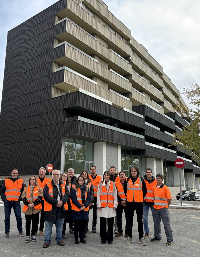 Foto de grupo junto al edificio