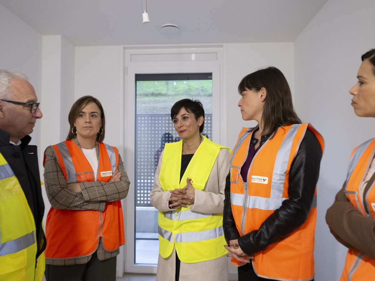 Visita dentro de una delas viviendas