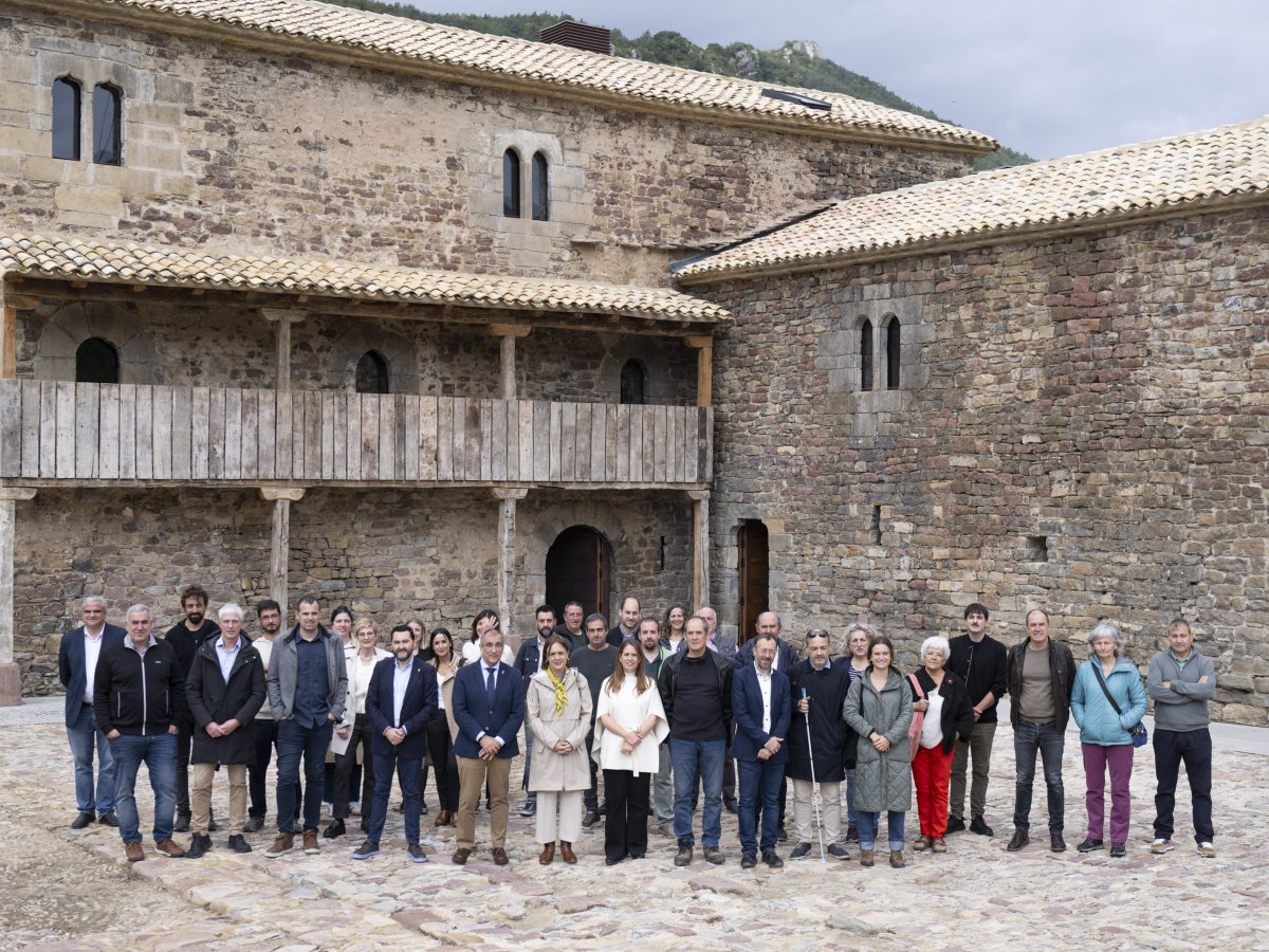 Foto de familia en el Palacio de Arce