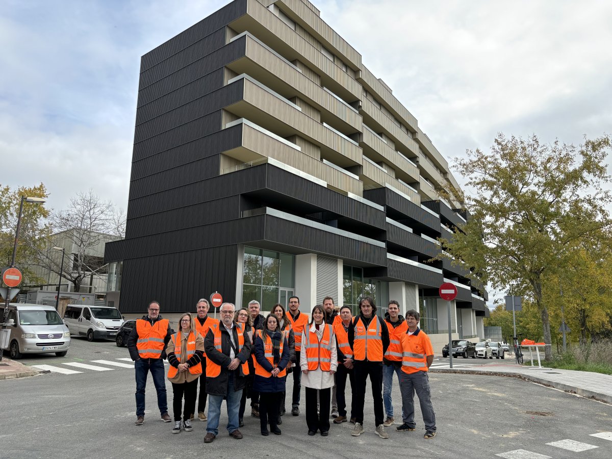 Foto de grupo junto al edificio