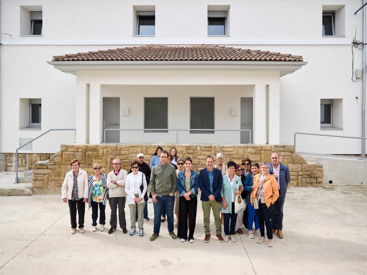 Foto de grupo de la visita institucional a las viviendas de Oteiza