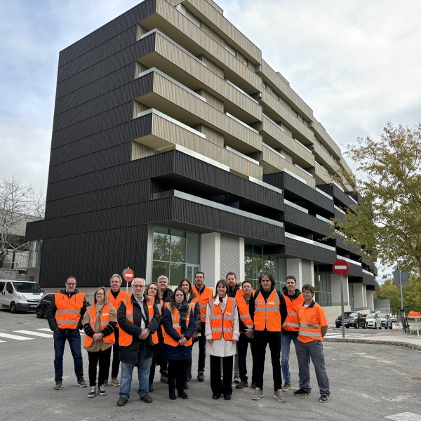 Foto de grupo junto al edificio