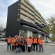 Foto de grupo junto al edificio