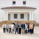 Foto de grupo de la visita institucional a las viviendas de Oteiza