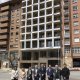 Foto de grupo junto al edificio